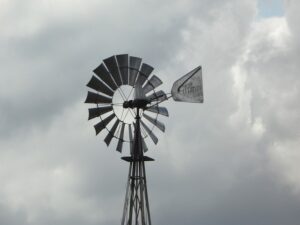 Grundwasserpumpen können auch durch Wind betrieben werden